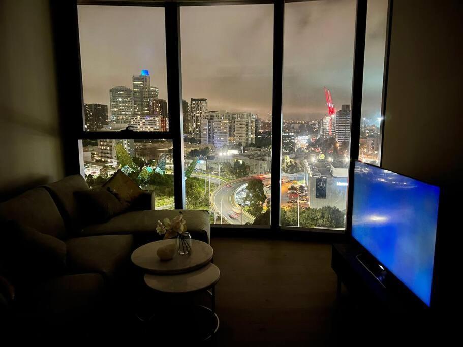 Luxury 3 Bed 2 Bath + Car Park At Melbourne Square, Melbourne